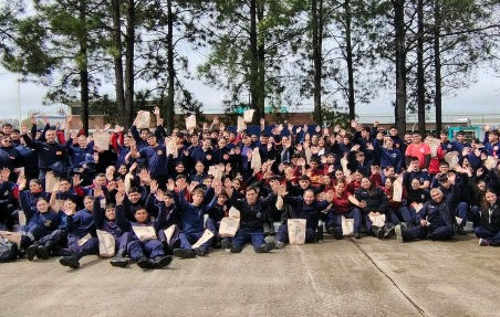 97 cadetes de Bomberos Voluntarios de la región se capacitaron en la planta de Bayer en Zárate
