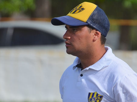 Entrevista con Néstor Gómez, entrenador del equipo de primera división femenino de Puerto Nuevo
