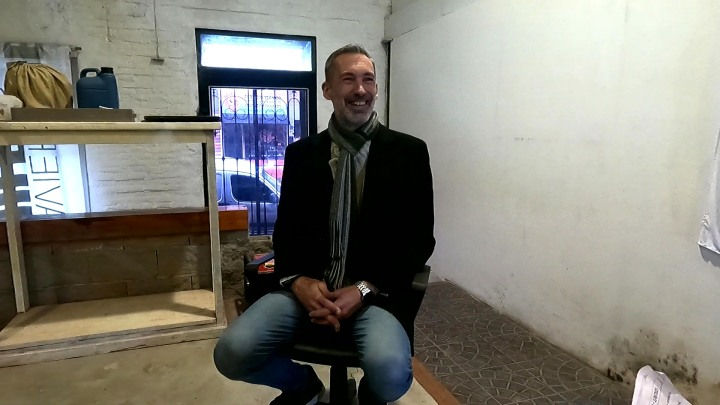 Diego Sarna vuelve a encabezar una lista libertaria en Campana, y vuelve a hacerlo como oposición al gobierno de Sebastián Abella, diferenciándose así de La Libertad Avanza, que decidió unirse al intendente. Fue el primer dirigente político local en aceptar participar en ''Al Hueso'', el nuevo ciclo de entrevistas de Código Plural.