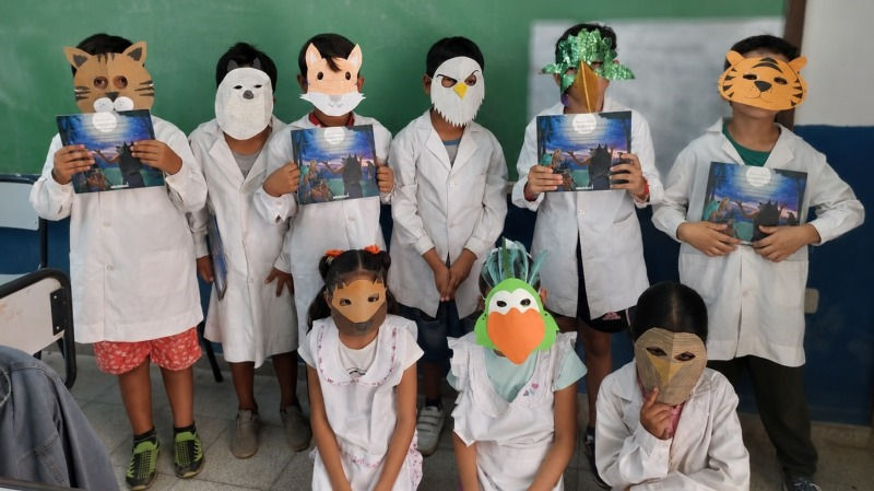 Recreación de la historia de Cuando las mujeres eran estrellas / Taj p’ante atsinhai katetsel en una escuela wichí. Foto: gentileza Laleliloluz / Propuesta de Alfabetización MATEO.