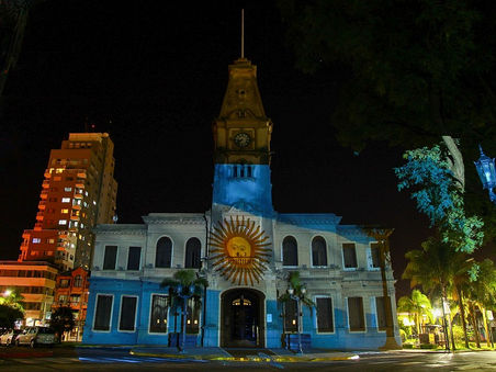 El Palacio Municipal se vistió de celeste y blanco