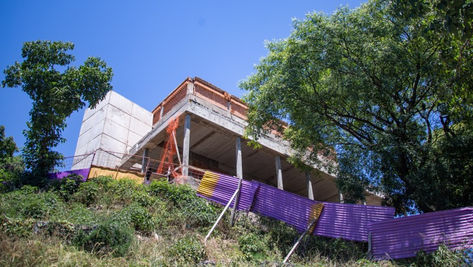 Abella recorrió los avances de la obra de reconstrucción de la Casa de los Costa y el futuro HCD