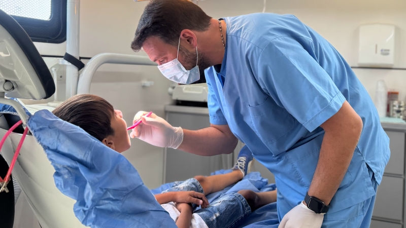 En uno de los consultorios móviles dispuestos se realizaron prácticas odontológicas gratuitas.
