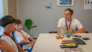 Abella recibió a dos jóvenes campanenses que se clasificaron al Mundial Junior de Karate