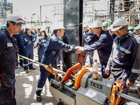 Axel Kicillof recorrió la planta de Axion