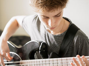 Teenager, der Gitarre spielt