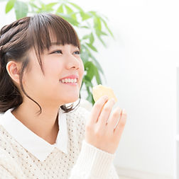お菓子を食べる人
