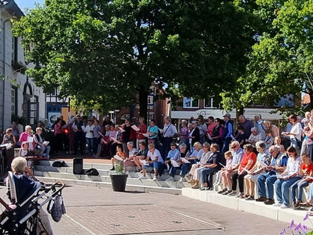 „Uelsen singt“ am Brunnen 