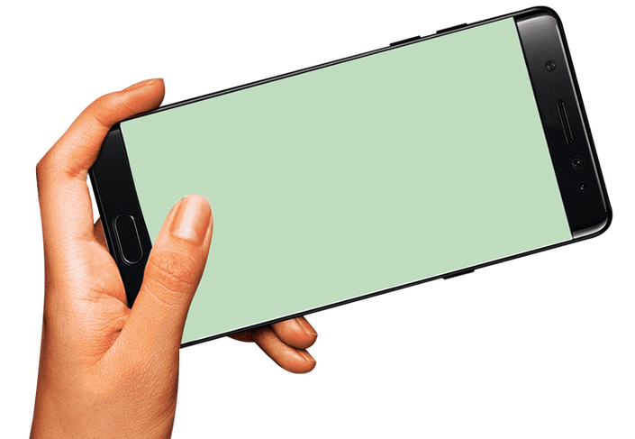 MÃO COM O CELULAR.png