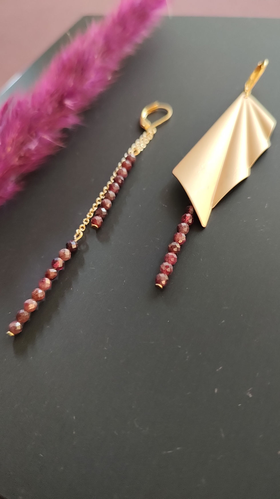 Miniature : Dormeuses Éventail grenat - Boucles d'oreilles asymétriques
