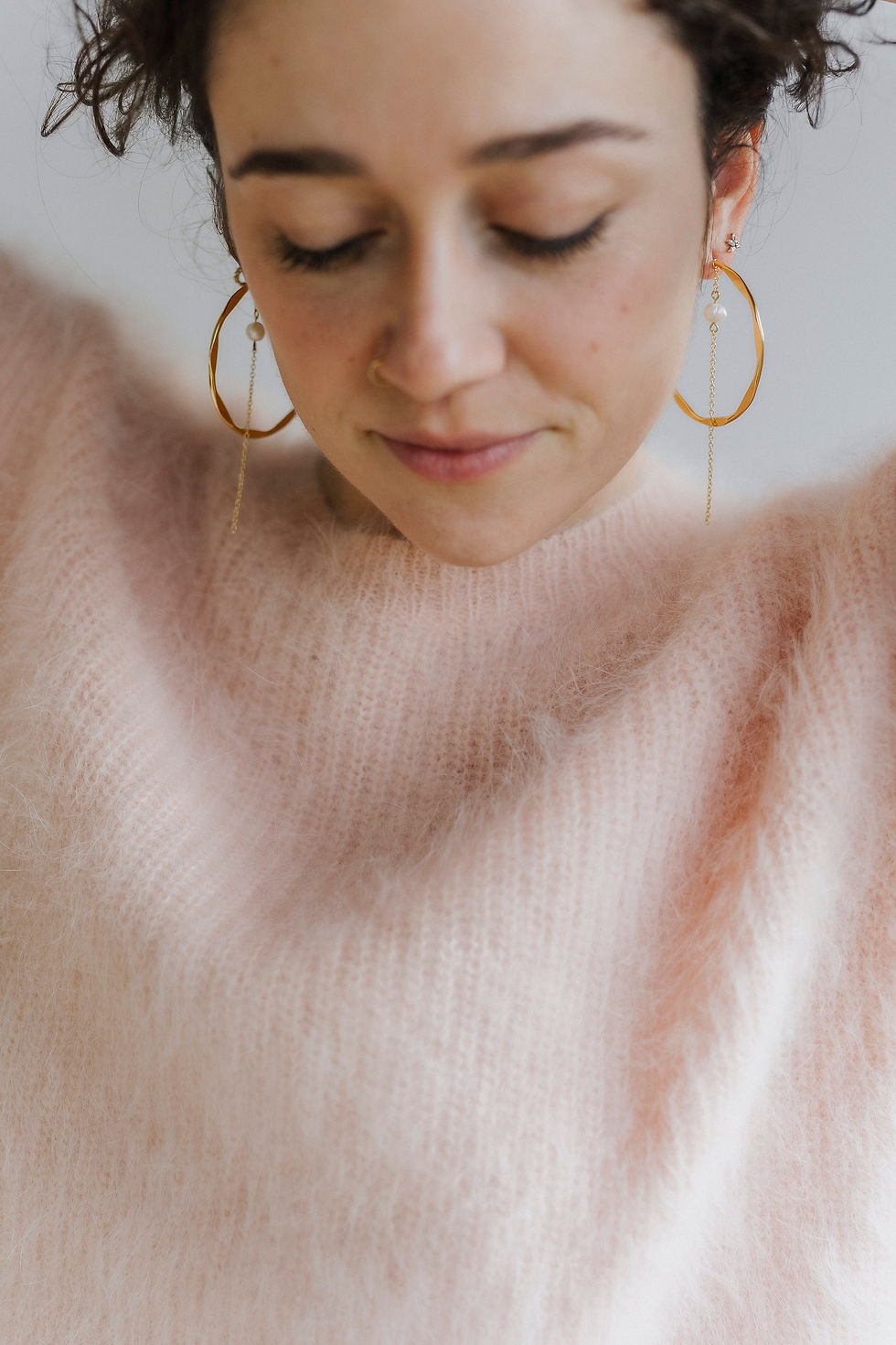 Créoles dorées avec perle - Boucles d'oreilles symétriques