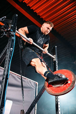 Coach Klinko beim Muscle-Up mit Zusatzgewicht