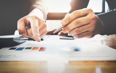 Why should merchants hire a QSA company and what should be the criteria for hiring?