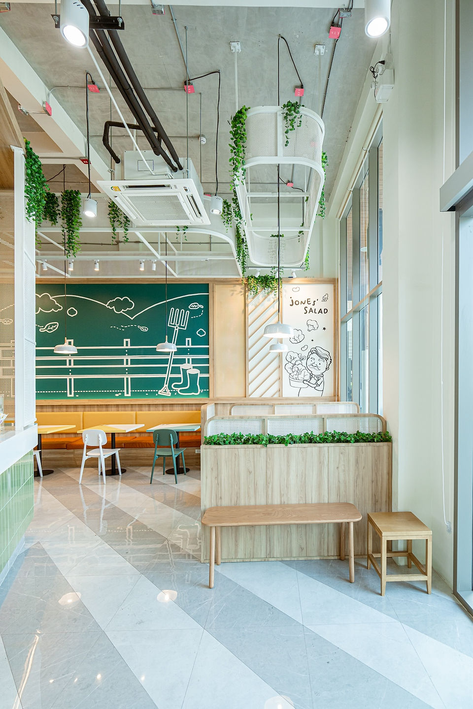 บรรยากาศภายในร้าน Jones Salad สาขา Charn