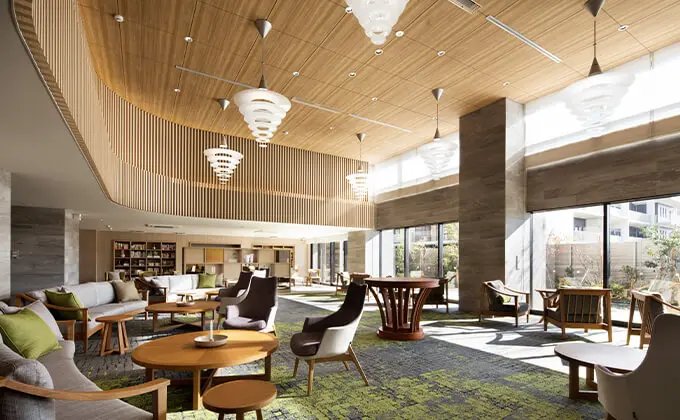 ห้องโถงใหญ่มีเก้าอี้และโคมไฟ