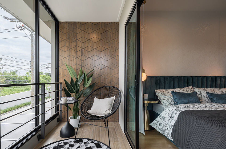 ห้องนอน และระเบียงเปิดโล่ง บรรยากาศอบอุ่น Patreeda Residence