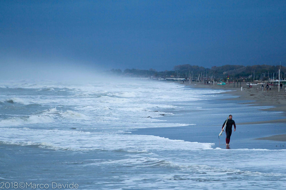 La battigia del surfista