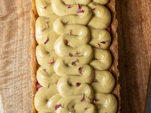 Pistacjowa tarta z białą czekoladą, rabarbarem i truskawkami