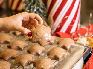 Puszyste nadziewane pierniczki z lukrem amaretto