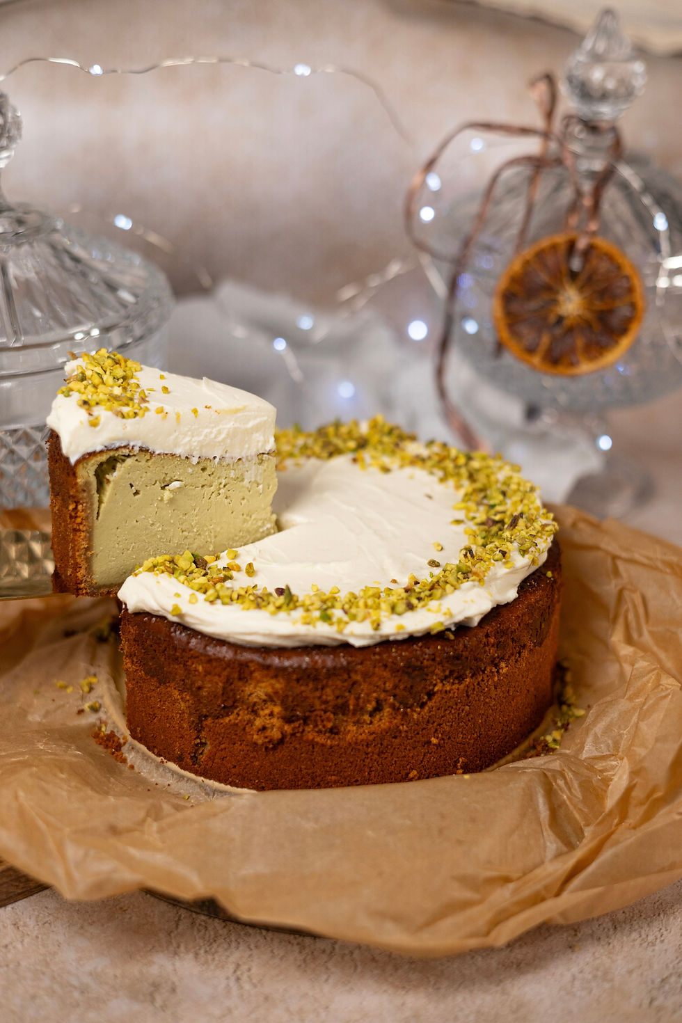 Pistacjowy sernik z polewą z białej czekolady