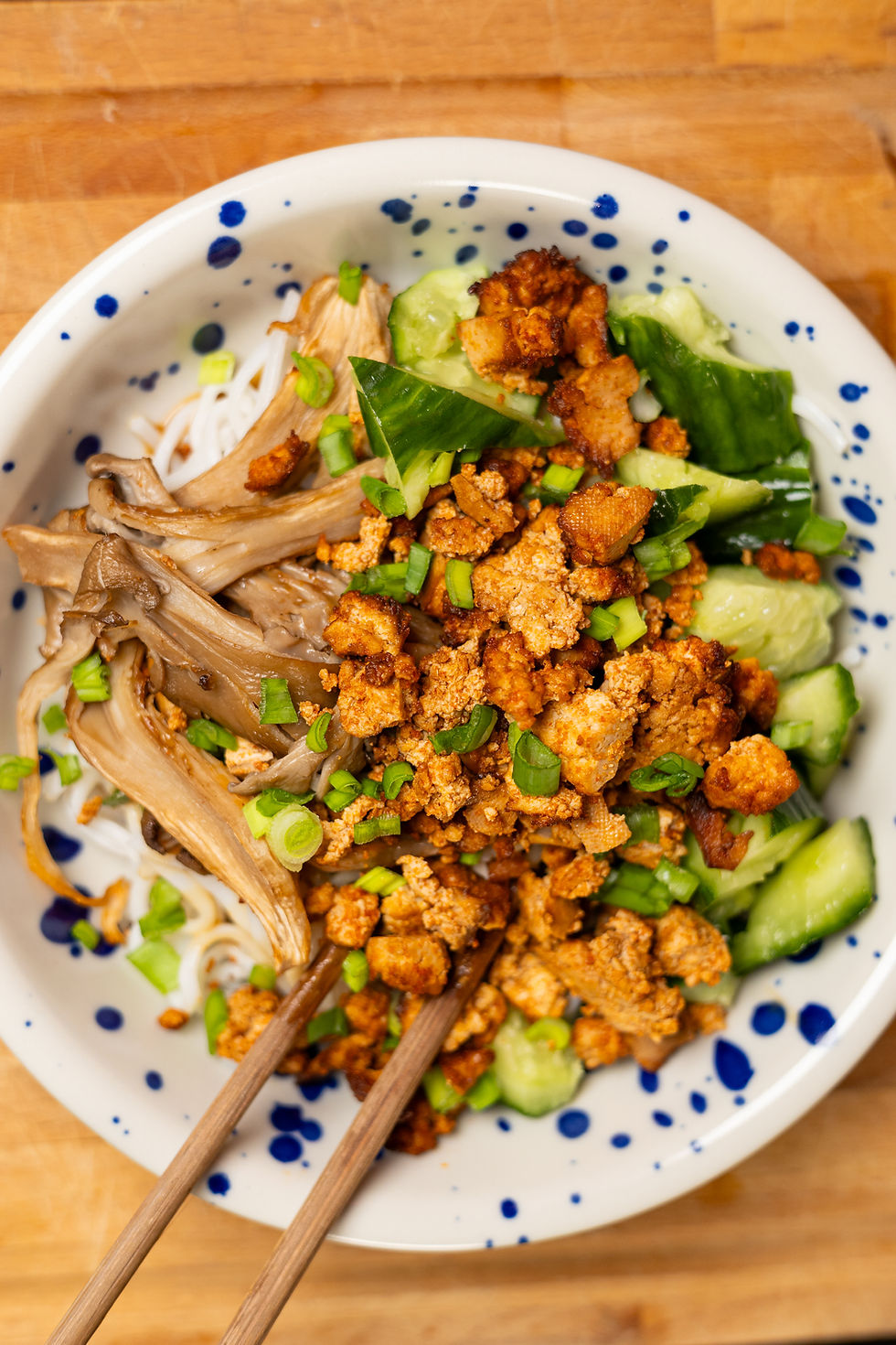 Wysokobiałkowy cytrynowy makaron z cukinią i sosem z serka wiejskiego