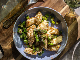 Wędzone leniwe ze szparagami i migdałową bułką tartą