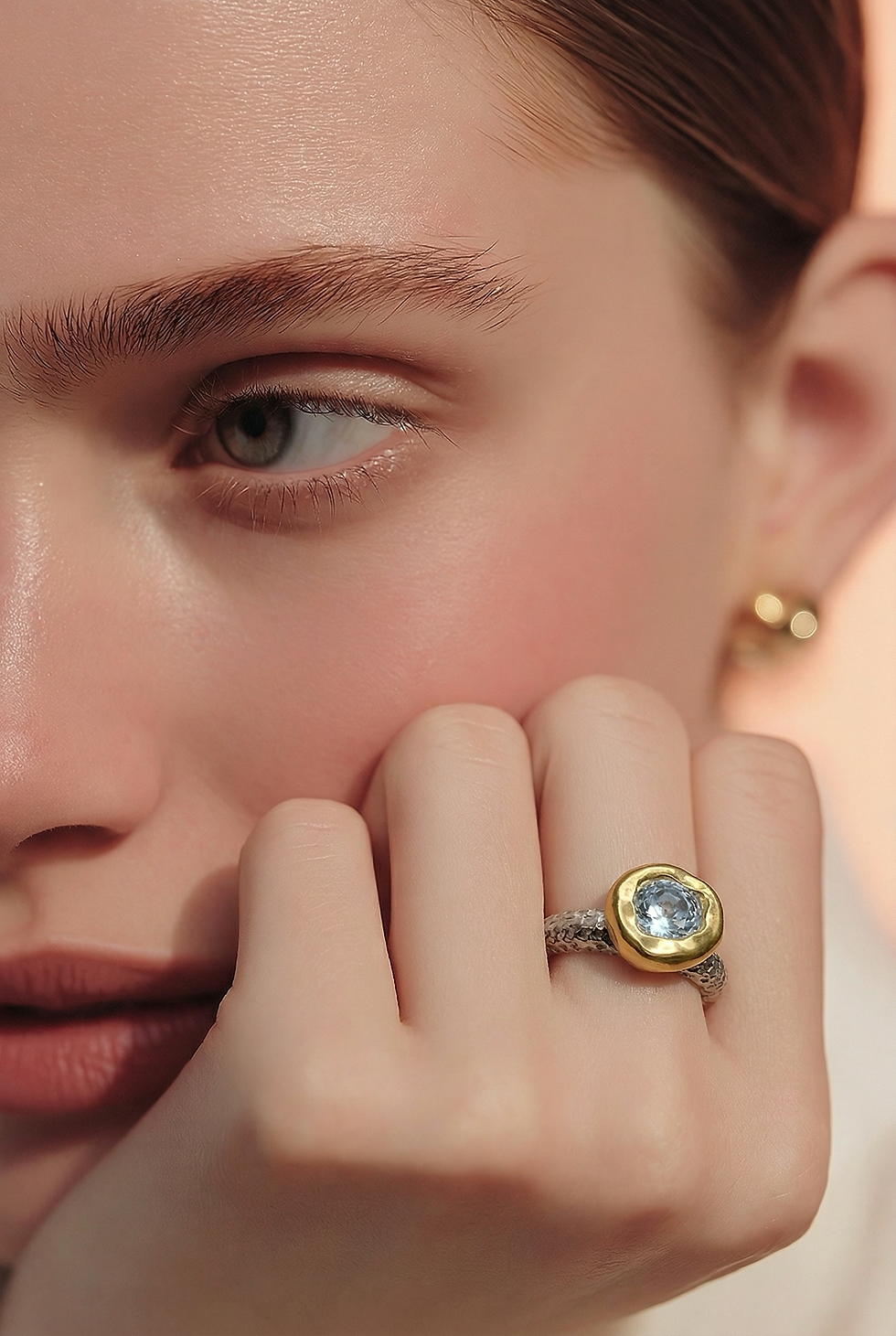 Miniatura: Anello Bordo Oro e Zircone Azzurro chiaro