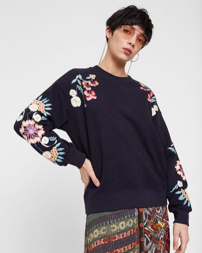 Sweat Shirt with flower detail