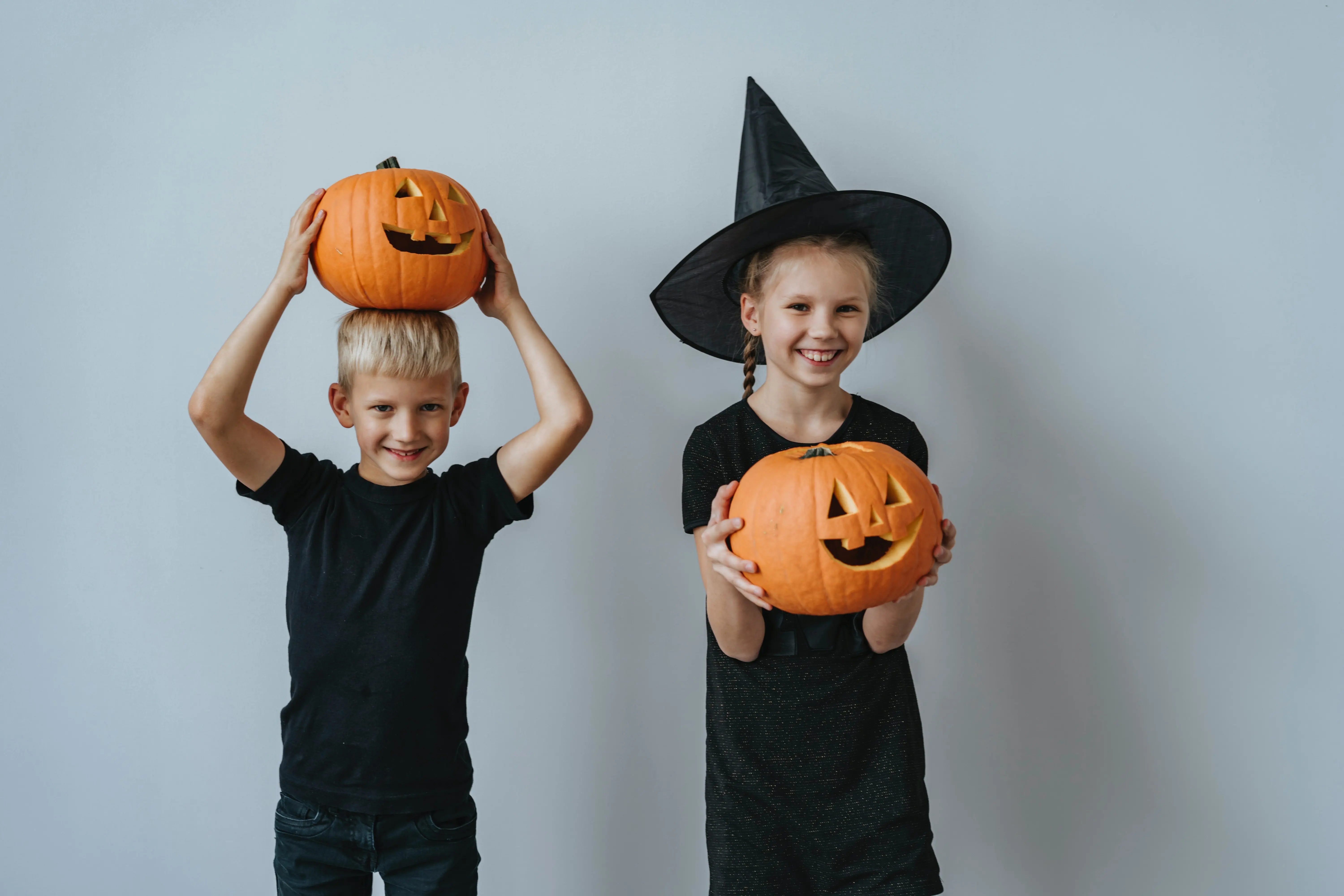 enfants avec citrouille d'halloween
