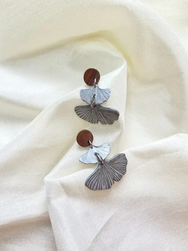 Miniatura: Orecchini fatti a mano – Doppia foglia di ginkgo argento & legno
