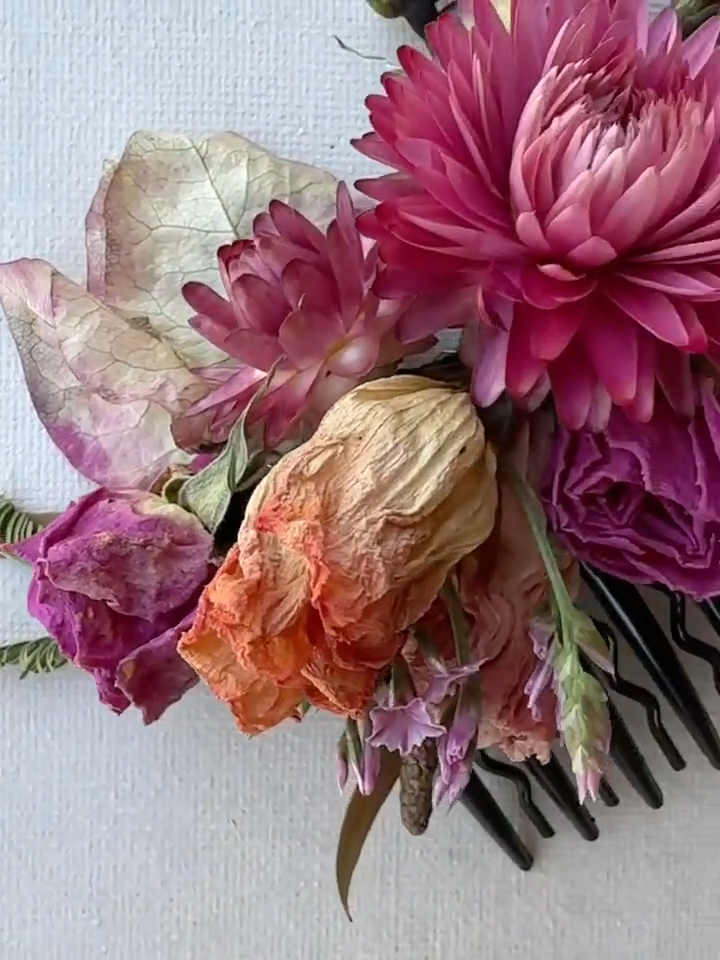 Miniatura: Pettine per capelli con fiori secchi – Stile boho romantico nei toni del rosso