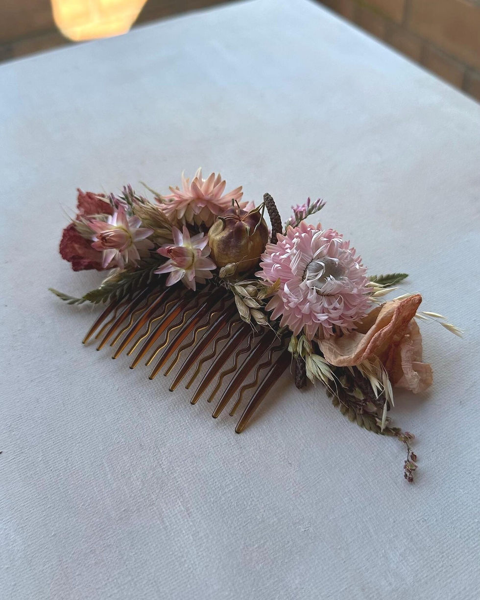 Miniatura: Pettine per capelli fatto a mano con fiori secchi, in un romantico stile boho.