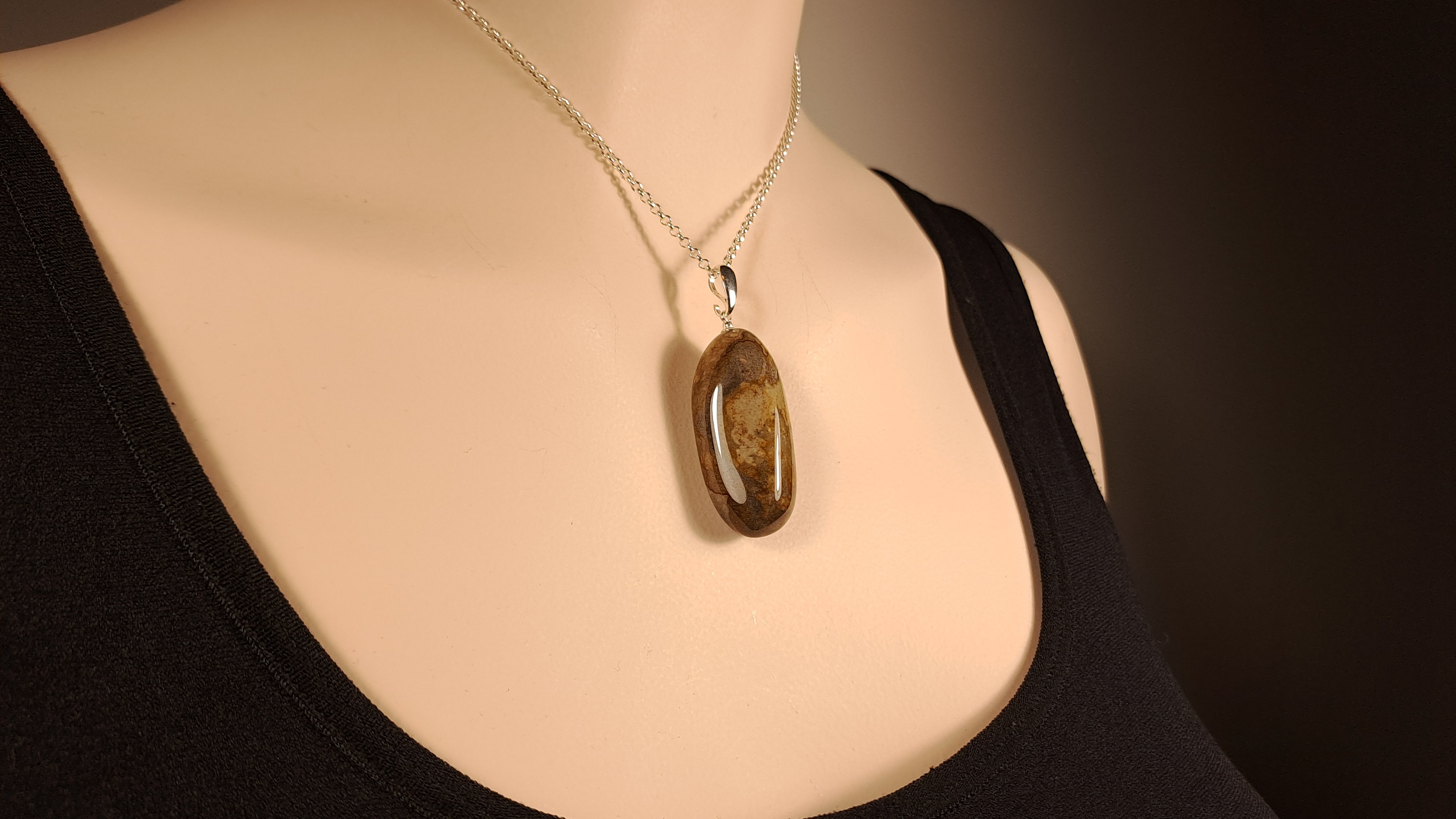 Hanger Vuursteen vrijevorm geslepen handgeslepen vuursteen