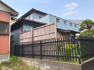 雨音を抑える静かな屋根！アスファルトシングルとクリヤ仕上げ外壁