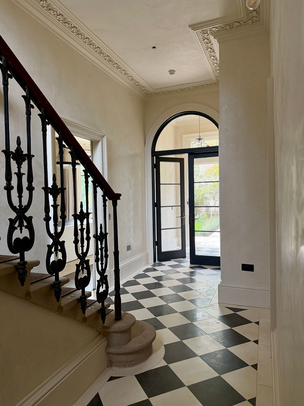 Beri Calce Marmorino 300 entrance-hall walls in Marchmont, Edinburgh, colour matched to Farrow & Ball Dimity
