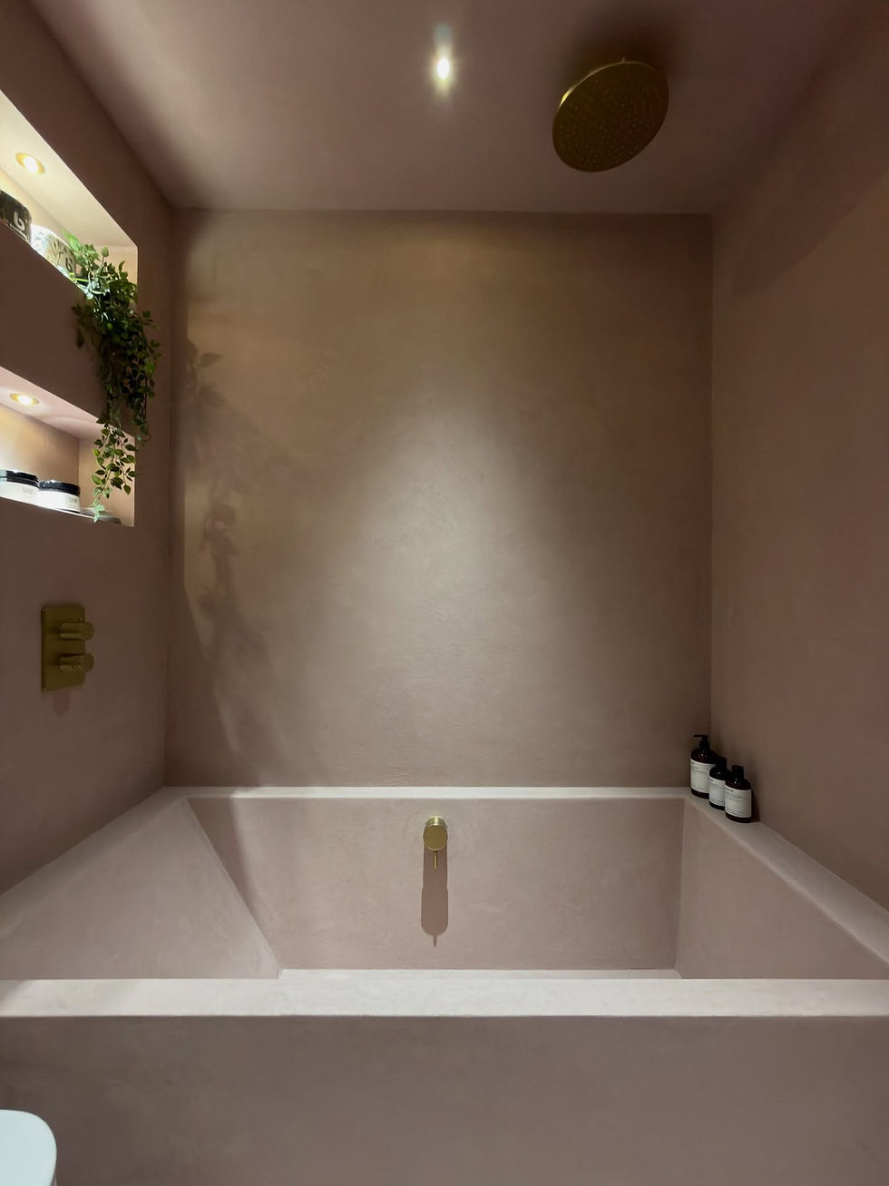 Salmon Forcrete Micro Quartz (C) coating on the ceiling, walls and Resin Rock bath in Kingoodie, Dundee