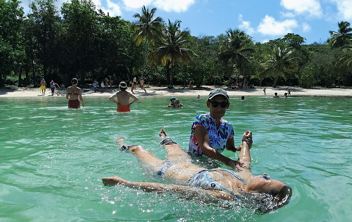 Diane offrant une séance de relaxation aquatique dans un lagon