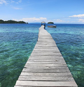 Ponton sur la mer, Togian, Sulawesi, Indonésie