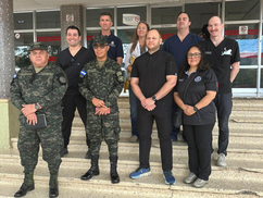 Especialistas provenientes de Estados Unidos realizan atención médica en el Hospital Escuela.