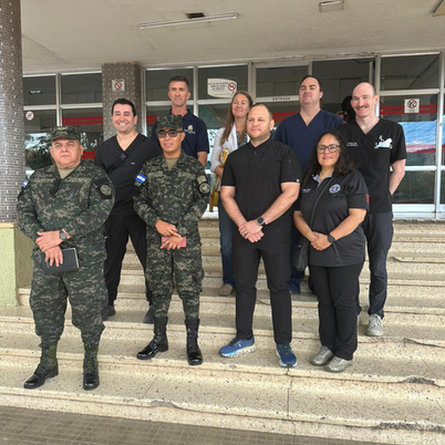 Especialistas provenientes de Estados Unidos realizan atención médica en el Hospital Escuela.