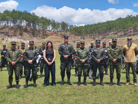 Fuerzas Armadas inauguran adiestramiento conjunto de motos para seguridad multidimensional.