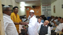 ज्येष्ठ नागरिकांबरोबर साजरा केला जात