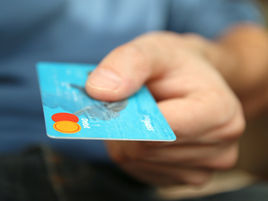 El precio de un producto o servicio, no debe variar al usar la tarjeta