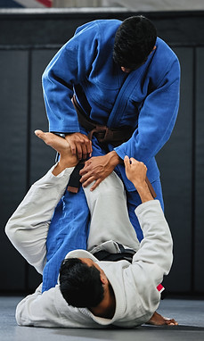 grappling-men-in-a-martial-arts-gym-2026-01-09-10-26-10-utc.jpg