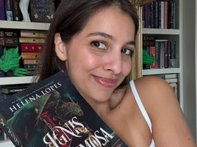 Helena Lopes com o livro 'Ignis Lacrimosa'