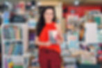 Shênia Salvador com livros
