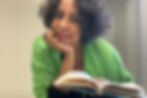Lidiane Maciel com livro