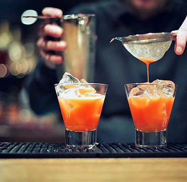 Barman preparando cócteles