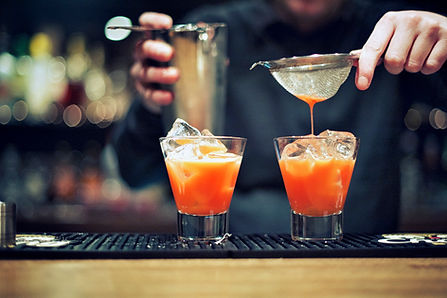 Barman préparant des cocktails