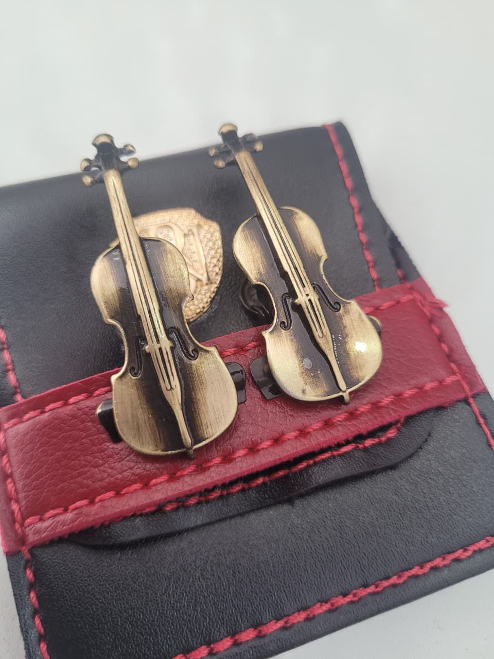 Prendedor de Partitura Violoncelo Envelhecido com Carteira